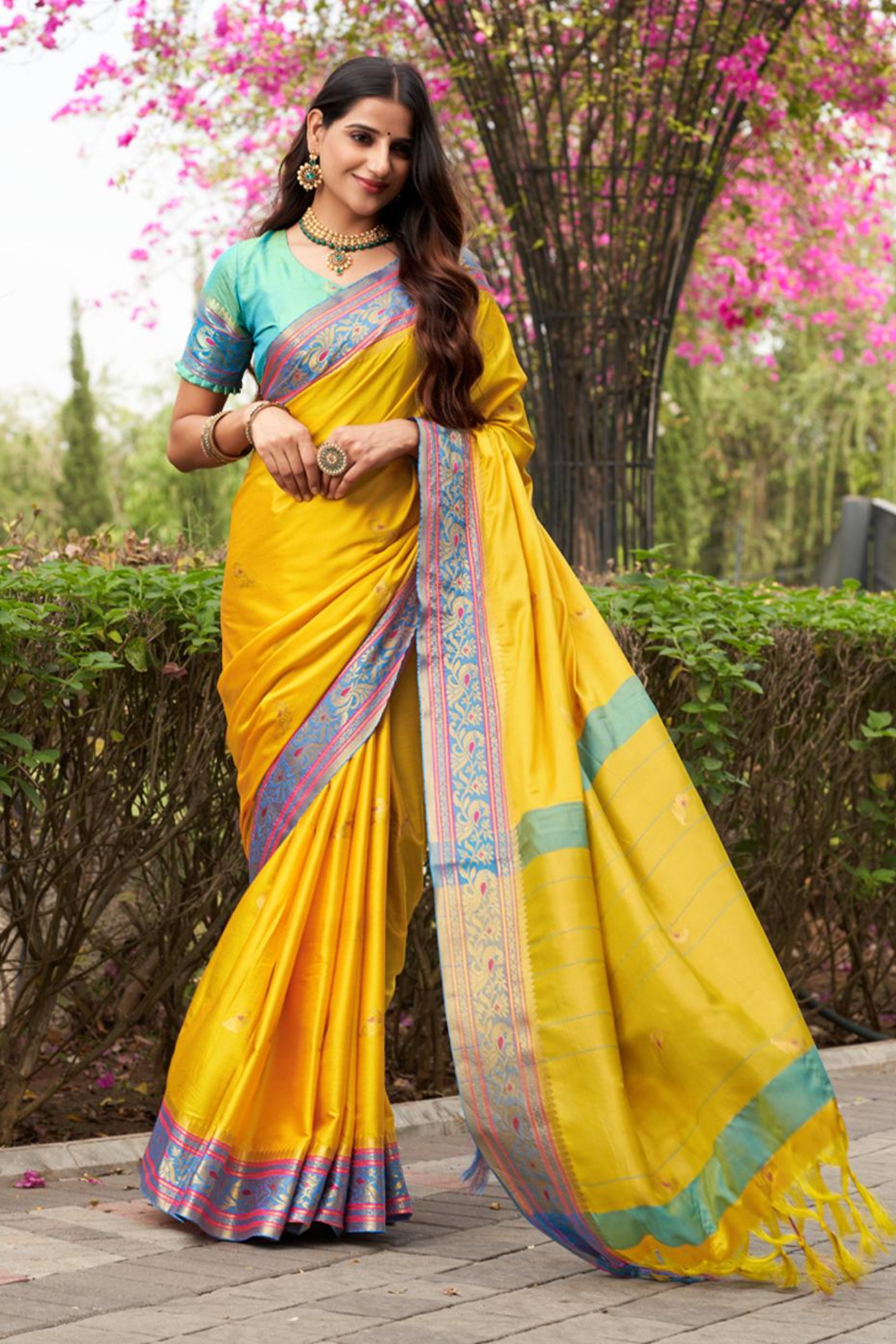 Attractive Contrast Border Kanjivaram Silk Saree