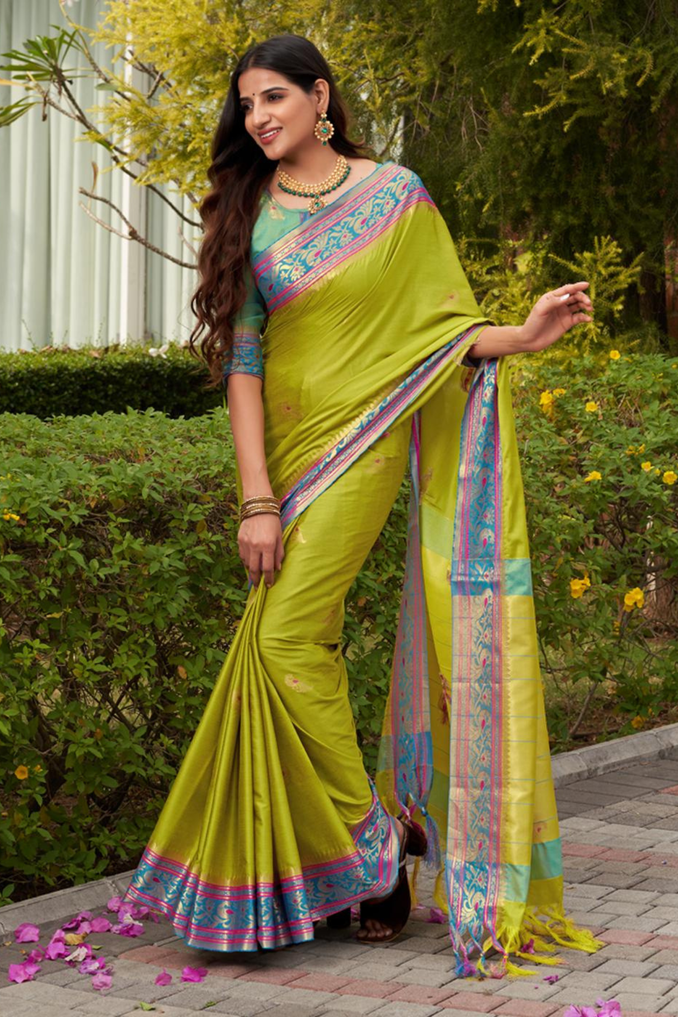 Attractive Contrast Border Kanjivaram Silk Saree