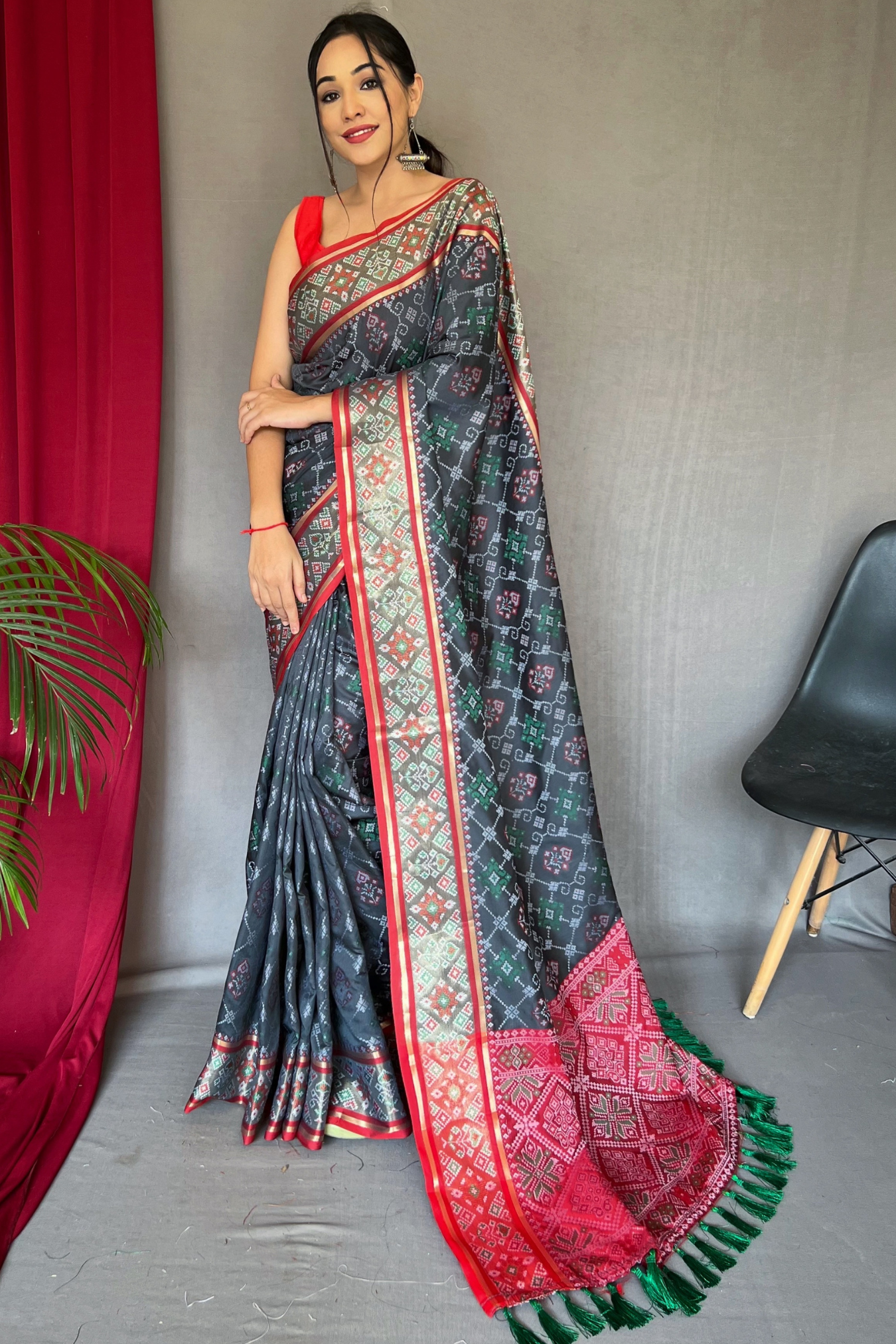 Rangeen Patola Contrast Woven Silk Saree With Blouse Piece