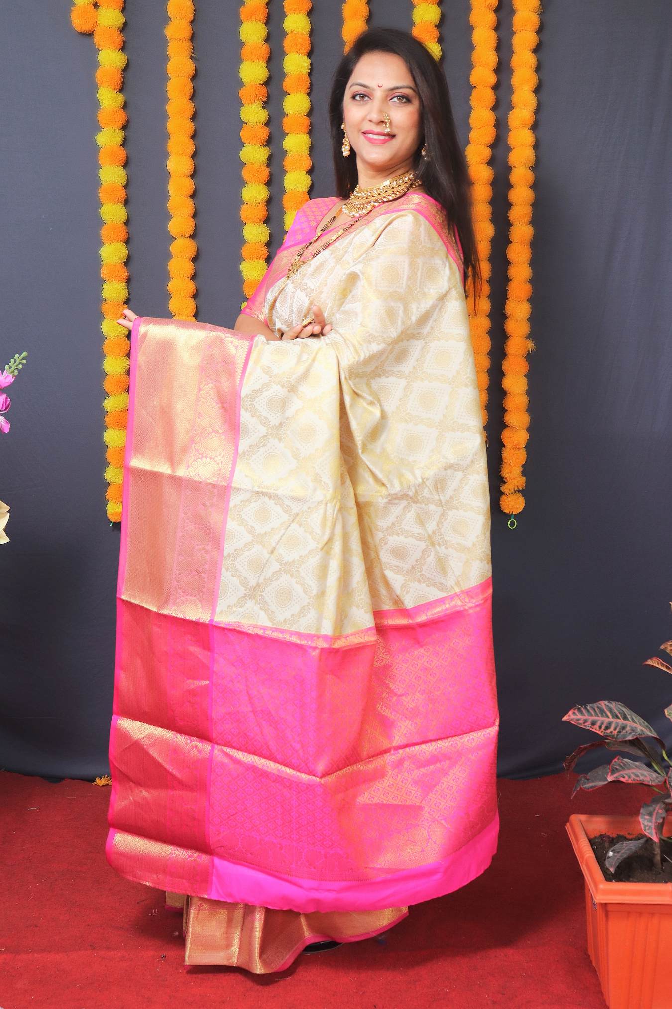 Elegant Kanchipuram Handloom Silk Saree in White with Matching Blouse Piece