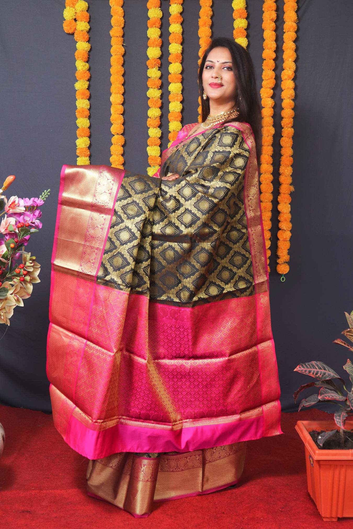 Elegant Kanchipuram Handloom Silk Saree in White with Matching Blouse Piece