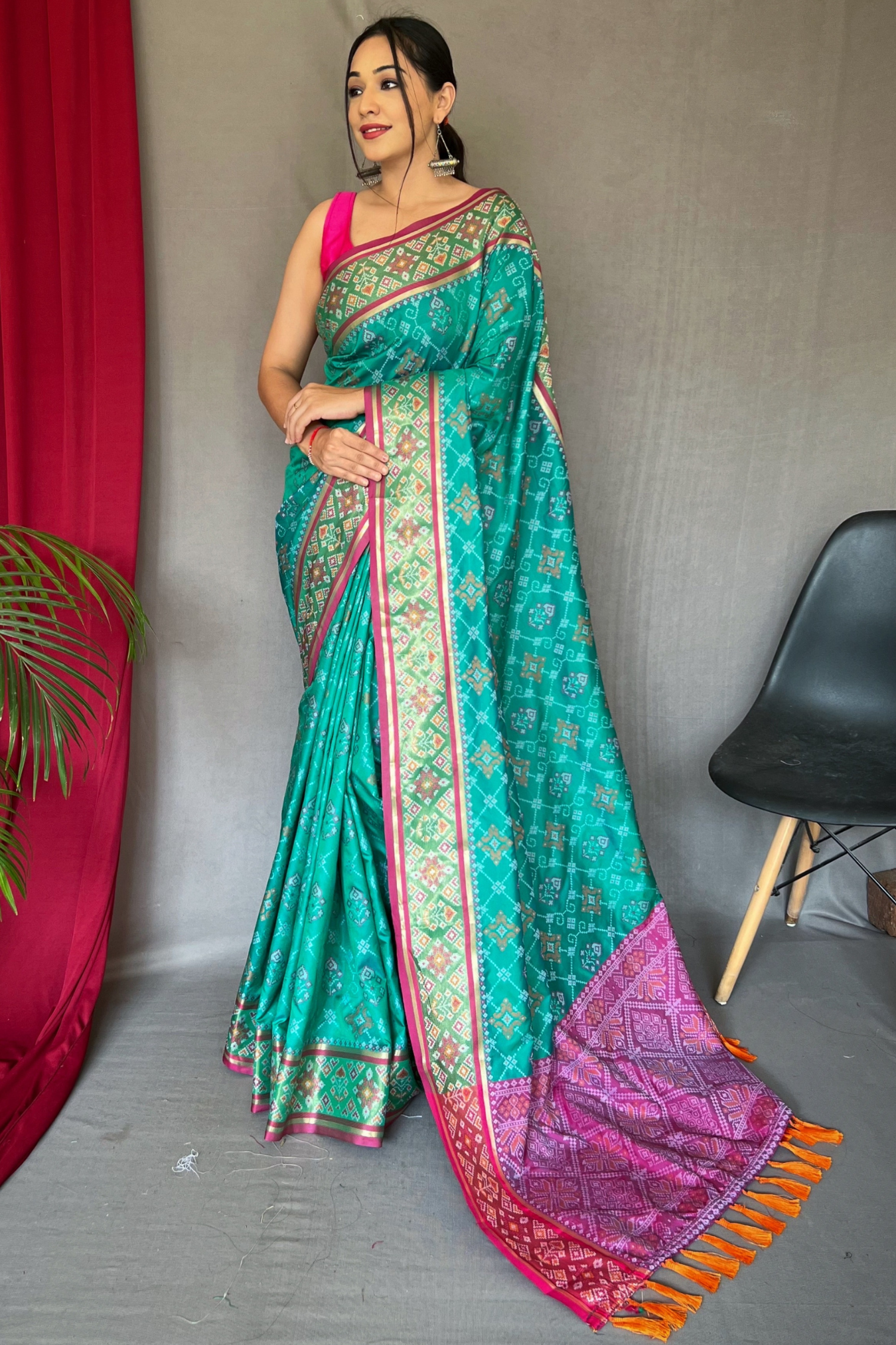 Rangeen Patola Contrast Woven Silk Saree With Blouse Piece