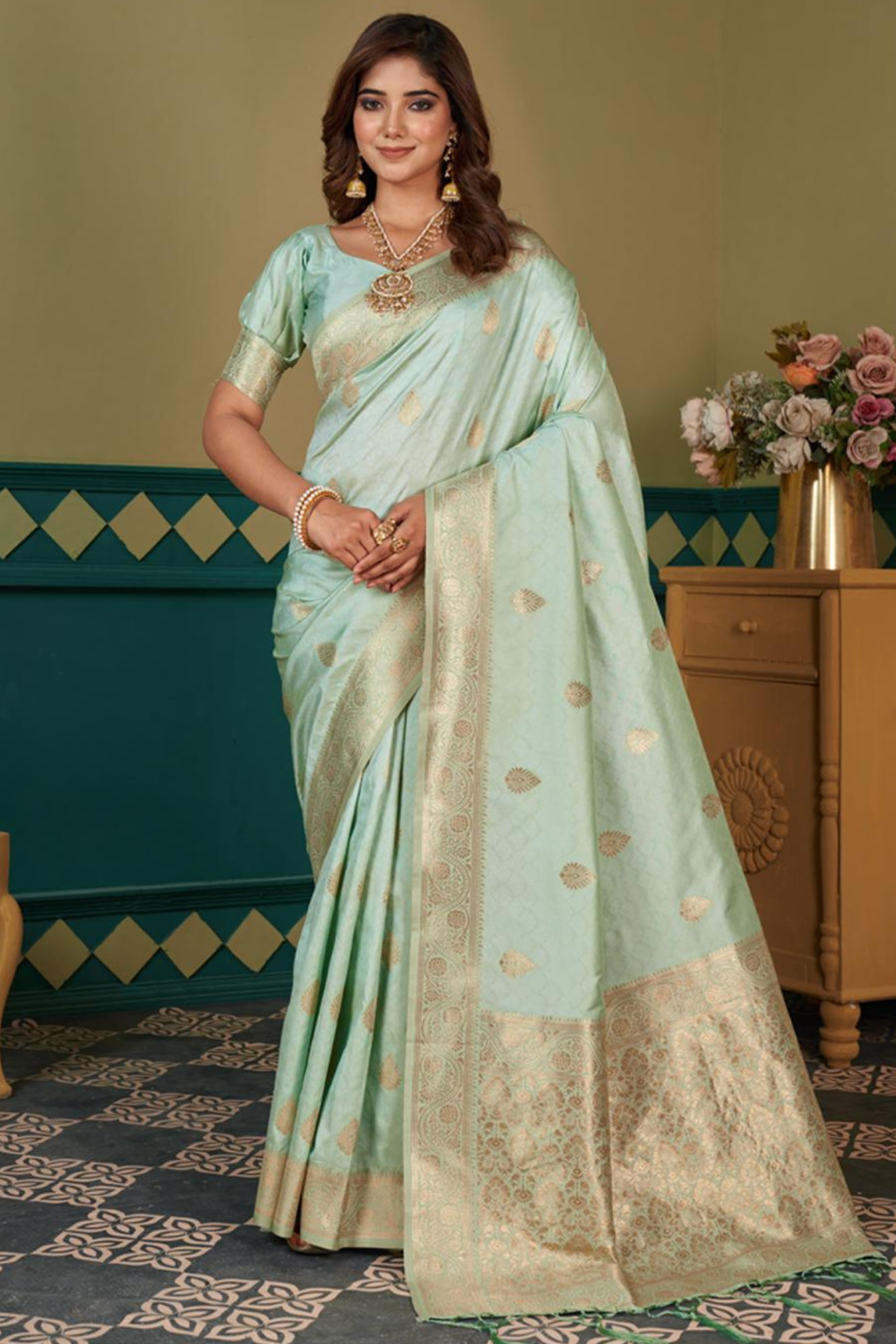 Floral Woven Kanjivaram Silk Saree with Matching Blouse Piece