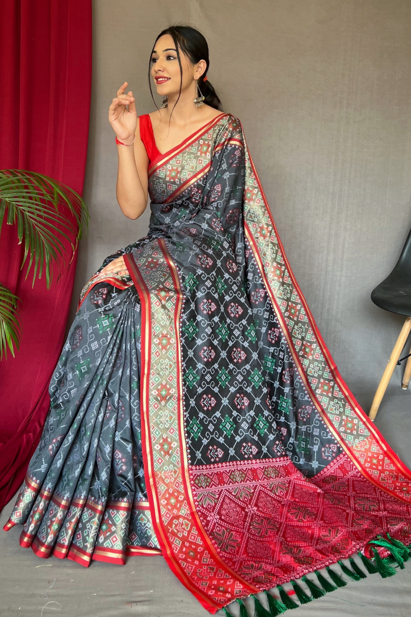 Rangeen Patola Contrast Woven Silk Saree With Blouse Piece