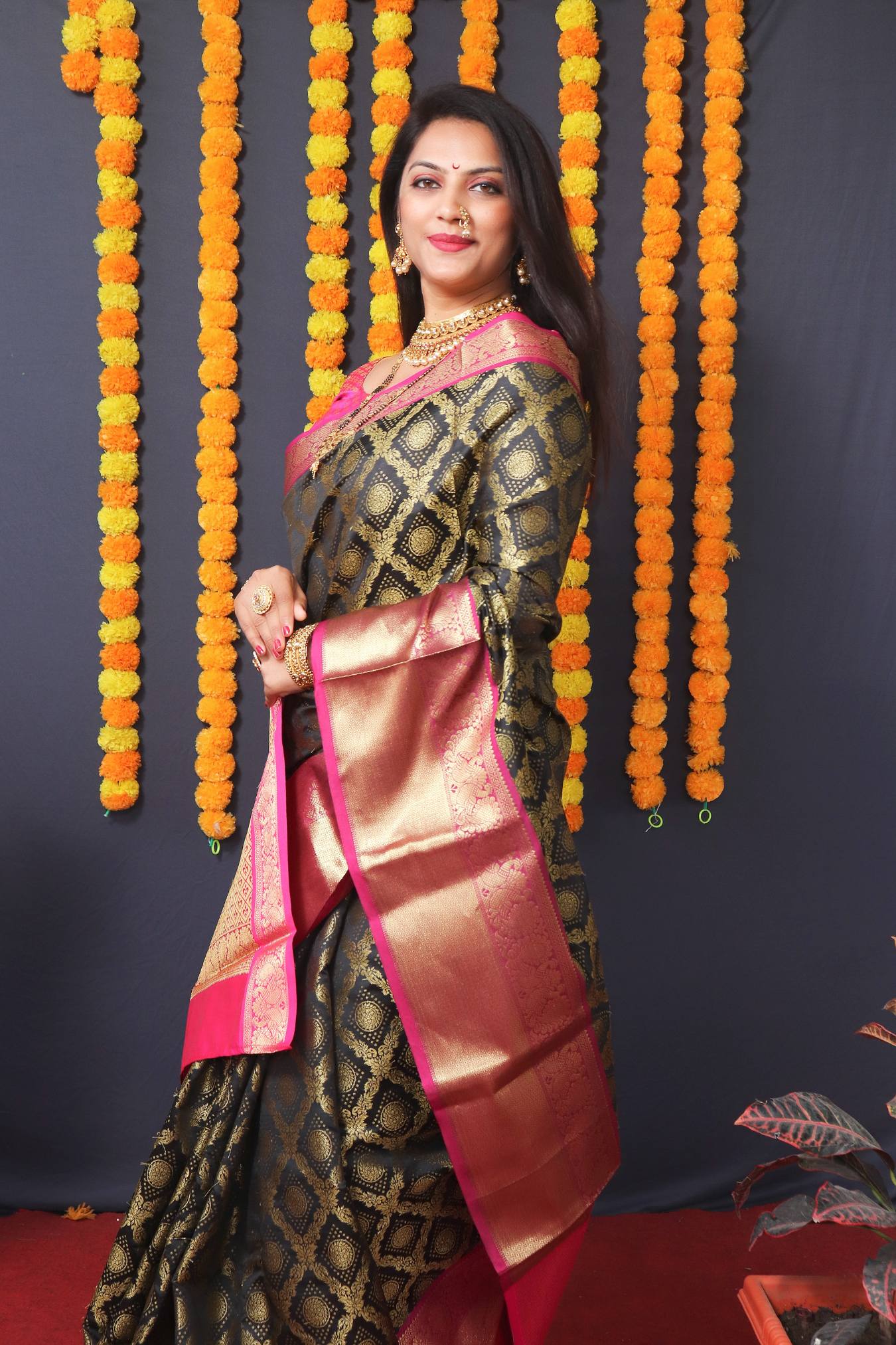 Elegant Kanchipuram Handloom Silk Saree in White with Matching Blouse Piece